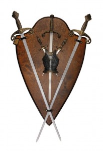 Сувенирное оружие с геральдикой:3 меча и 2 кинжала