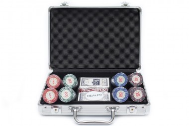 Покерный набор на 200 фишек с номиналом в металлическом кейсе